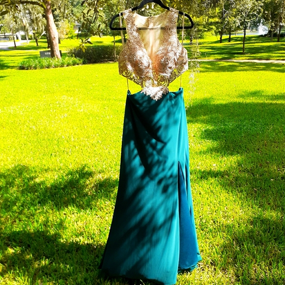 Camille La Vie Dresses & Skirts - Camille la vie green backless formal prom dress